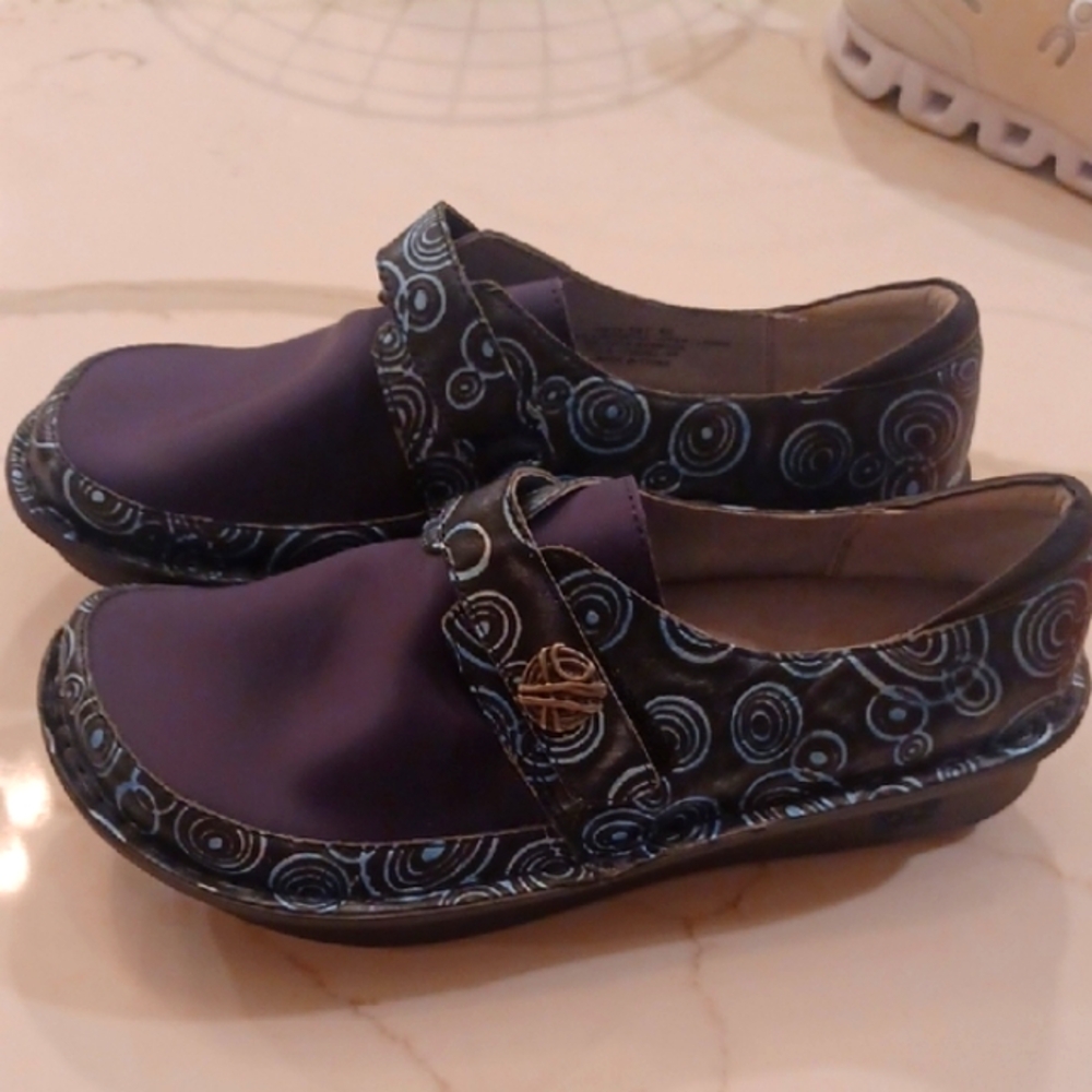 New Alegria DEN-587 Embossed Navy Blue Mules Comfortable Slip-On Clogs EU 40